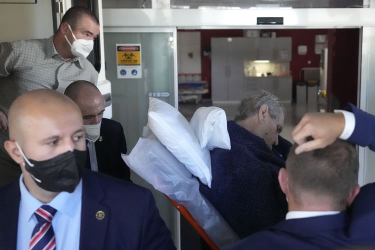 Presiden Ceko Milos Zeman dilarikan ke rumah sakit militer di Praha, Republik Ceko, pada Minggu (10/10/2021). Zeman adalah perokok berat yang pernah menderita diabetes, dan kini dirawat di ICU karena masalah hati.