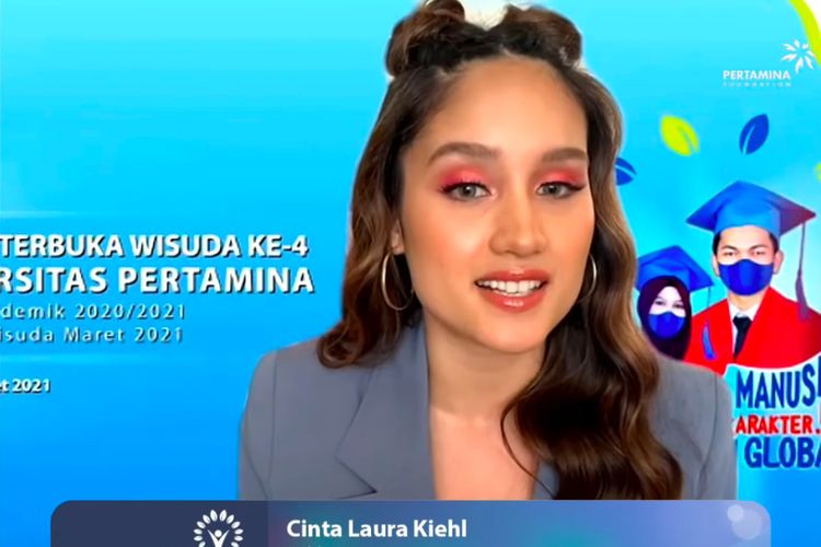 Cinta Laura dalam Wisuda Virtual Universitas Pertamina periode Maret 2021, Rabu (31/3/2021).