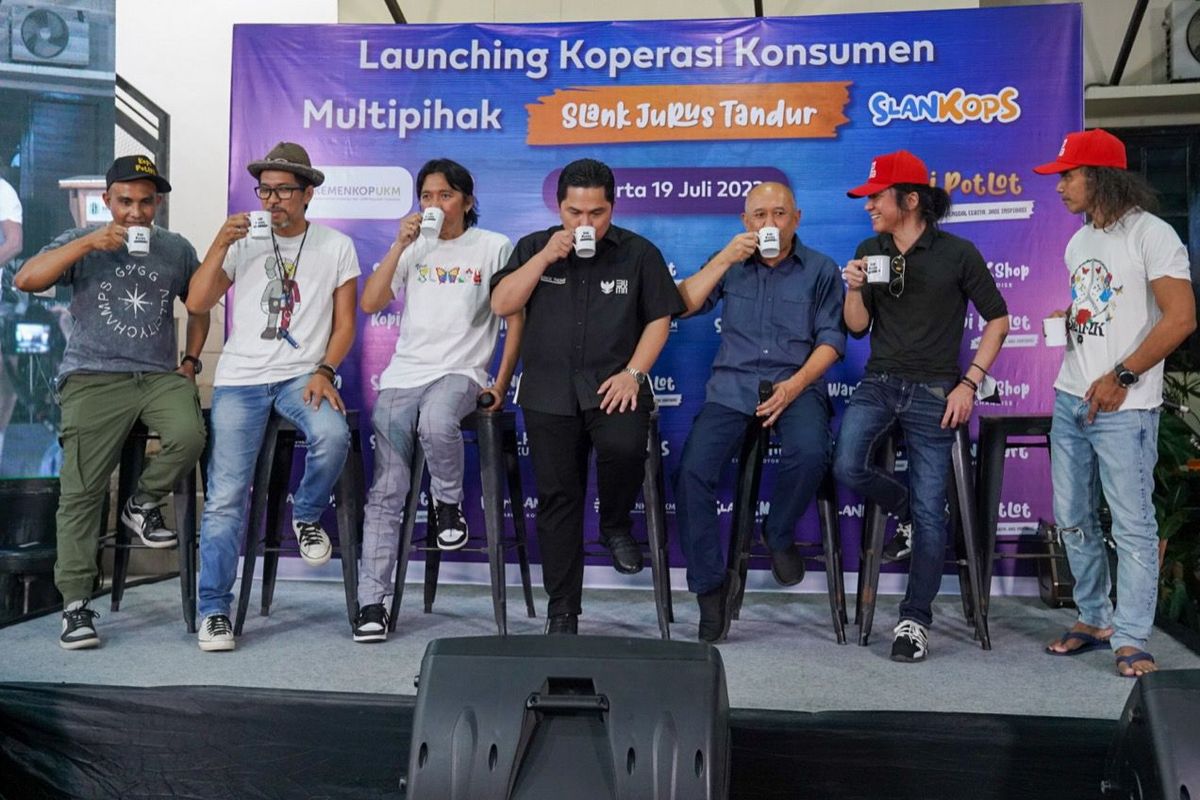 Menteri Koperasi dan Usaha Kecil Menengah (MenKopUKM), Teten Masduki; Menteri BUMN, Erick Thohir; dan personil Slank dalam acara Launching Koperasi Konsumen Multipihak 'Slank Jurus Tandur' Slankops di Markas Slanker, Potlot III, Jakarta Selatan, Selasa (19/7/2022).