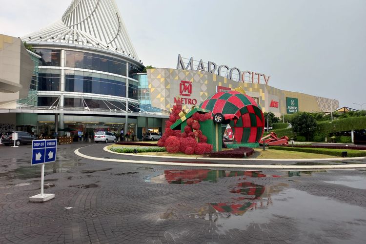 Kado beserta ornamen lain berukuran besar terpampang di depan pelataran pintu masuk Mal Margo City, Depok, Jawa Barat, dalam menyambut Natal dan Tahun Baru 2023.