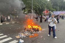 Massa Aksi yang Menuntut MK Adil Terkait Hasil Pemilu 2024 Bakar Ban Sebelum Bubarkan Diri