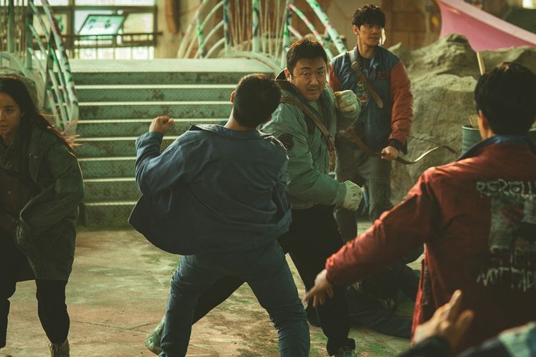 Cuplikan film Badland Hunters (Kiri ke Kanan) Don Lee sebagai Nam San, Lee Jun-young sebagai Choi Ji-wan.