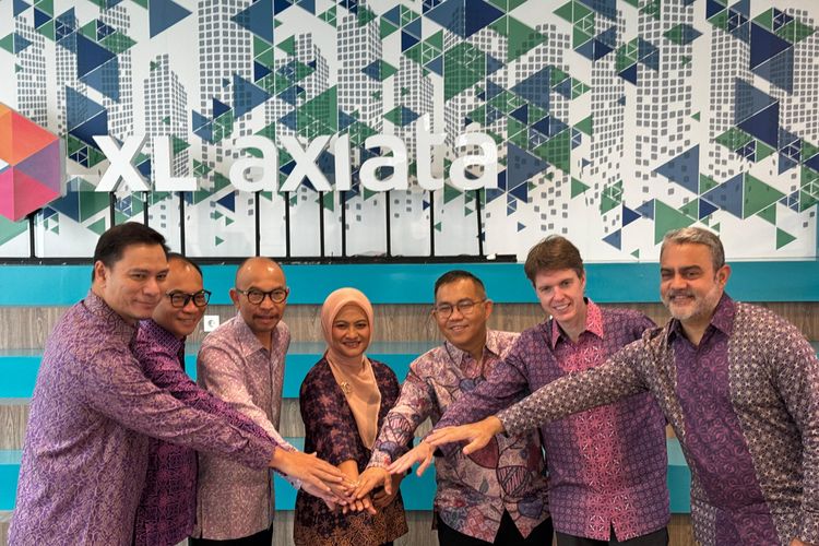 (ki-ka) Direktur & Chief Financial Officer XL Axiata, Feiruz Ikhwan, Direktur & Chief Technology Officer XL Axiata, I Gede Darmayusa, Presiden Komisaris XL Axiata, Dr. Muhamad Chatib Basri, Presiden Direktur & CEO XL Axiata, Dian Siswarini, Direktur & Chief IT Digital XL Axiata, Rico Usthavia Frans, Direktur & Chief Commercial Officer -Commerce XL Axiata, David Arcelus Oses, dan Direktur & Chief Commercial Officer-Home Convergence XL Axiata Abhijit J. Navalekar dalam acara RUPS Tahunan 2024 PT XL Axiata Tbk di Jakarta, Jumat (3/5).
