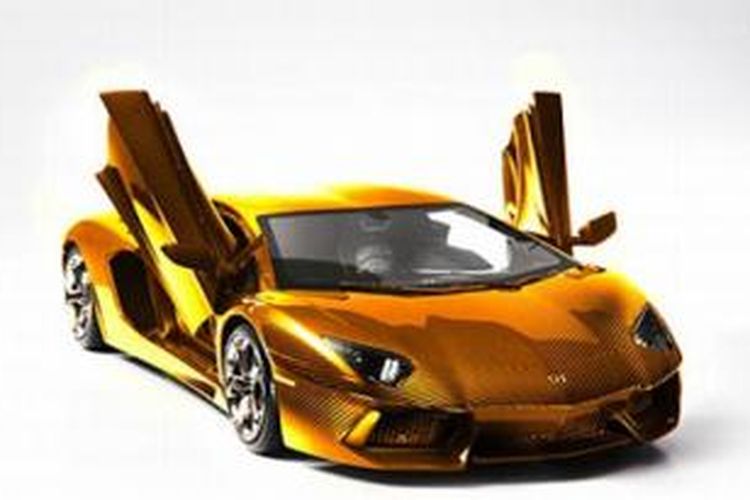 Mobil Lamborghini Aventador emas ini sedang dipamerkan di Dubai.