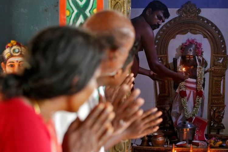 Penduduk desa Thulasendrapuram di India mendoakan kemenangan bagi Kamala Harris di kuil mereka.