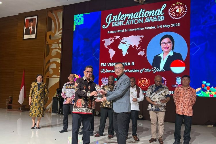 Direktur Consumer Service sekaligus Peasana Tugas (Plt) Direktur Enterprise and Business Services Telkom Indonesia FM Venusiana R penghargaan Internasional Dedication Award 2023 dalam ajang Festival Pesona Tanah Papua (FESPA).
