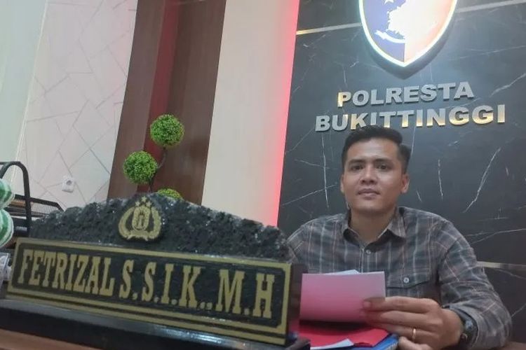 Ps. Kasatreskrim Polresta Bukittinggi, AKP Fetrizal saat memberikan keterangan terkait ditetapkannya seorang oknum dokter spesialis di Bukittinggi menjadi tersangka kasus dugaan poligami tanpa ijin istri dan pimpinan (Antara/Alfatah)