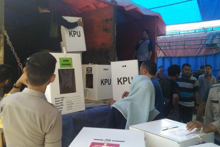 Petugas kepolisian mengawal proses logistik pemilu dari gudang KPU Kota Kendari menuju seluruh Kelurahan, Selasa (16/4/2019). 