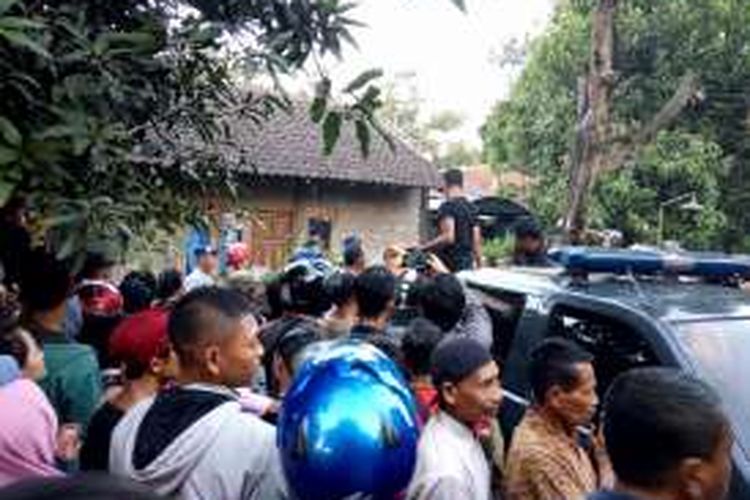 Warga berkerumun di lokasi jatuhnya helikopter diDusun Koang Rt0 1/Rw 01 Kelurahan Tamanmartani Kalasan Sleman