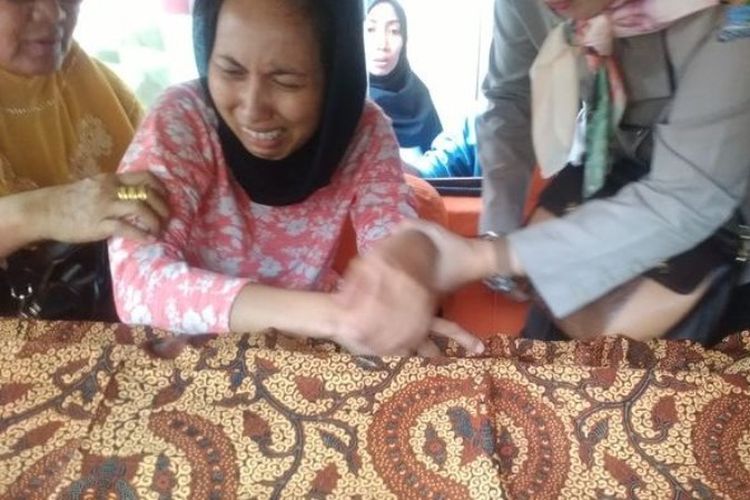 Istri Edward Limba (34), warga Jalan Wahid Hasyim Lorong Kedukan 712 B, RT 24 RW 8, 5 Ulu, Seberang Ulu I Palembang, menangis histeris di samping jenazah suaminya yang ditemukan tewas di kawasan Sembawa, Selasa (22/8/2017).