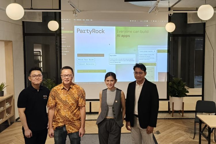 Head of Solutions Architects Asean AWS, Paul Chen (kedua dari kiri) dan Senior Solution Architect DNB AWS Indonesia, Purnaresa Yuliartanto (pertama dari kanan) dalam acara pengenalan AWS PartyRock di GoWork Plaza Indonesia, Jakarta Pusat, Selasa (27/8/2024).