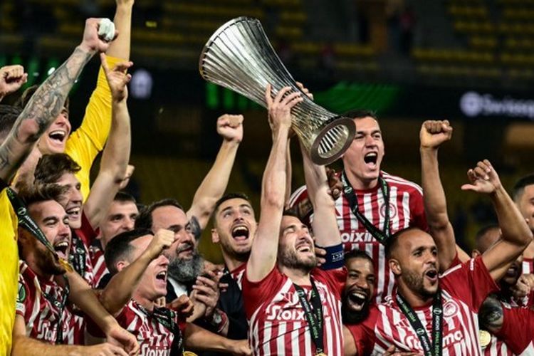 Gelandang Olympiakos, Konstantinos Fortounis, bersama pemain lainnya merayakan keberhasilan Olympiakos juara UEFA Conference League 2023-2024.