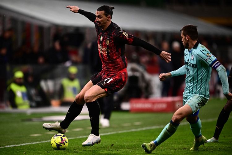 Zlatan Ibrahimovic (kiri) tampil dalam laga pekan ke-24 Liga Italia 2022-2023 AC Milan vs Atalanta di Stadion San Siro, Senin (27/2/2023) dini hari WIB. Ini adalah penampilan perdana Ibrahimovic sejak untuk Milan sejak kemenangan 3-0 atas Sassuolo pada pekan pamungkas Serie A musim lalu, 22 Mei 2022.