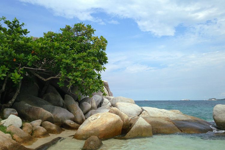 Salah satu gugusan batu granit di Tanjung Kelayang.