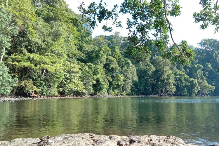 Pemandangan dan suasana tenang di Danau Kastoba, Pulau Bawean, Gresik, Jawa Timur.