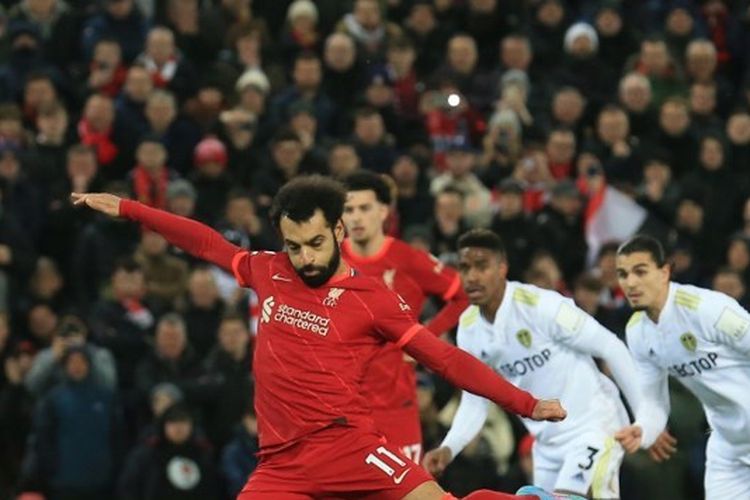 Penyerang Liverpool Mohamed Salah menjadi eksekutor penalti dalam laga tunda Liga Inggris kontra Leeds United di Stadion Anfield pada Kamis (24/2/2022) dini hari WIB. Liverpool akan menjalani latihan dan laga persahabatan melawan AC Milan dan Lyon selama jeda Piala Dunia 2022 di Dubai, Uni Emirat Arab. 