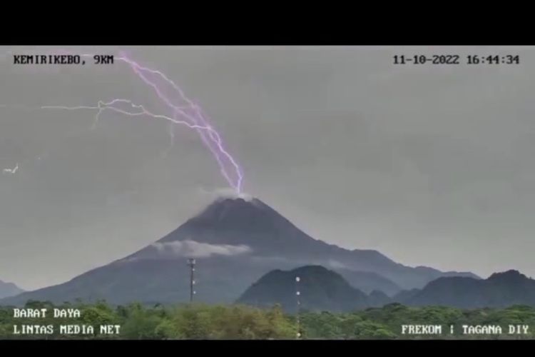 Tangkapan layar dari video yang merekam fenomena petir di Gunung Merapi yang diunggah di media sosial.