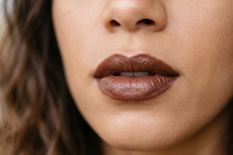 Ilustrasi lipstik coklat.