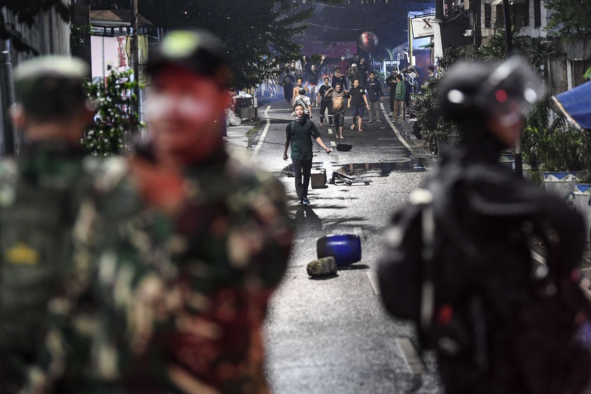 Sejumlah pengunjuk rasa berusaha menghindari kejaran personel Polisi saat terjadinya kericuhan di kawasan Pejompongan, Jakarta, Senin (11/4/2022).