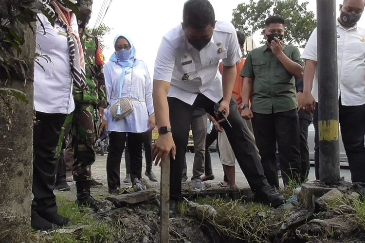 Wali Kota Medan, Bobby Nasution mengecek langsung kondisi aliran drainase saat blusukan di Kelurahan Tanjung Rejo, Kecamatan Medan Sunggal, Rabu petang (16/6/2021).