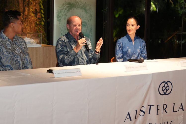 Prof. Dr. med. Fred F&auml;ndrich (tengah) dan dr.Olivia Ong M.Biomed (kanan) dalam acara soft opening Alster Lake Clinic di Kawasan Ekonomi Khusus, Sanur, Bali (25/6/2025).