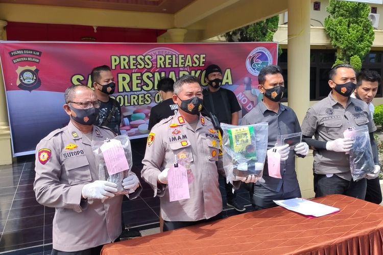 Kapolres Ogan Ilir AKBP Imam Tarmudi menunjukkan barang bukti sabu seberat hampir 1 KG hasil pengungkapan personel polisi dari Satuan Narkoba Polres Ogan Ilir Sumatera Selatan