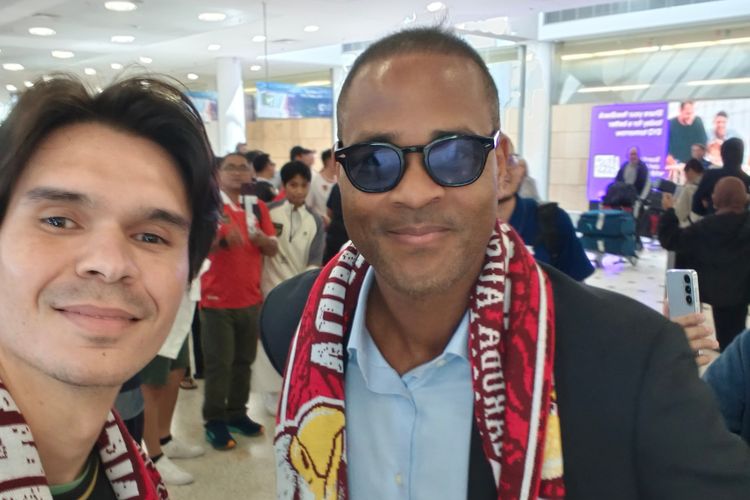 Suporter timnas Indonesia Mathias foto bersama pelatih asal Belanda Patrick Kluivert di Internasional Kingsford Smith, Sydney.