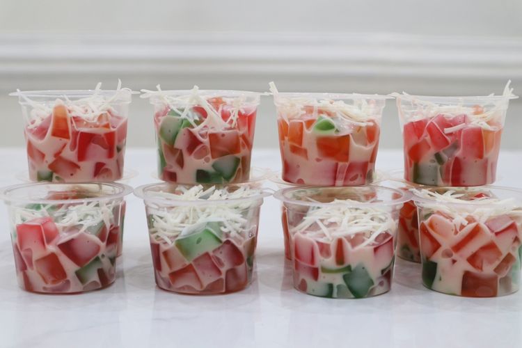 Ilustrasi salad jelly manis, segar, dan dingin.