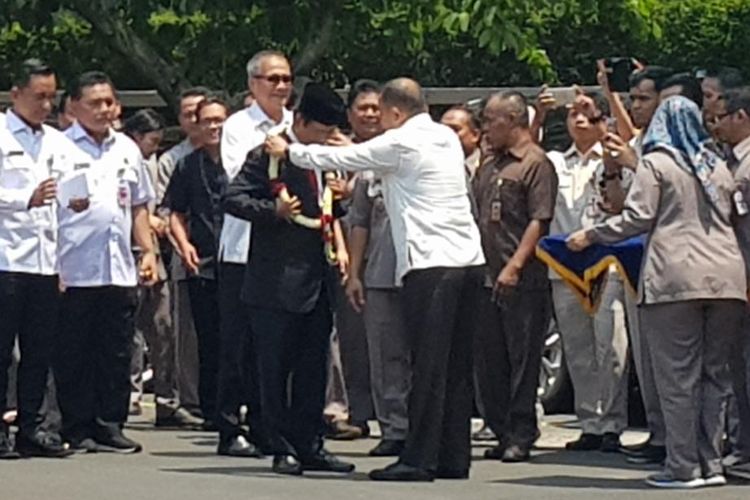 Menkopolhukam Mahfud MD saat dikalungi bunga oleh Sesmenkopolhukam Letjen TNI Tri Soewandono di Kantor Kemenkopolhukam, Rabu (23/10/2019).