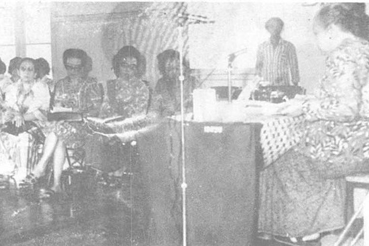 Sujatin Kartowijono sedang berceramah dalam Kongres Perempuan Indonesia tahun 1928