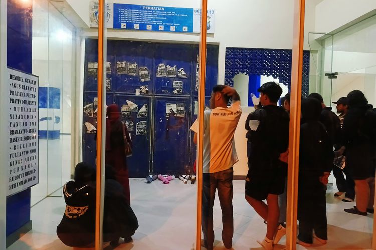 Suasana usai doa bersama memperingati 1000 hari Tragedi Kanjuruhan yang dihadiri nawak-nawak Malang Raya di depan Gate 13 Stadion Kanjuruhan Kepanjen, Kabupaten Malang, Jawa Timur, Kamis (26/6/2025) malam.