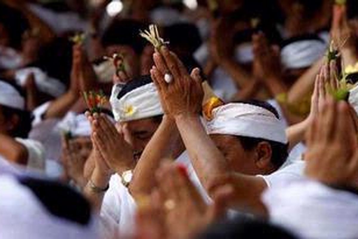 Sebagai bentuk toleransi pada saat hari raya Nyepi, umat lain yang ingin menjalankan ibadah di tempat ibadahnya masing-masing tetap diberi kesempatan untuk keluar rumah. 