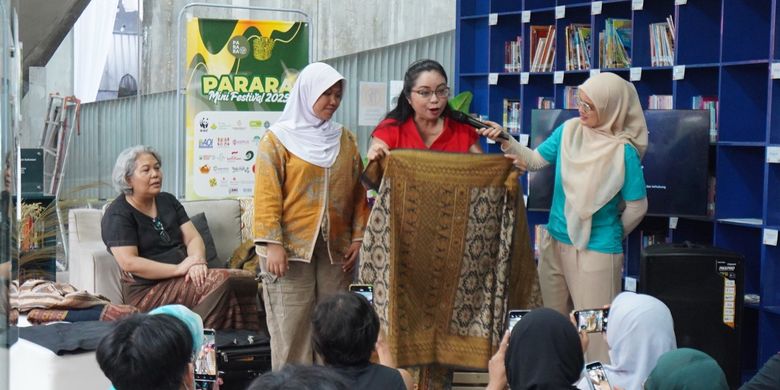 Memperkenalkan wastra pada generasi muda, termasuk tenun Biboki di acara Parara Mini Festival 2025.