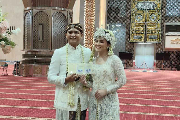 Pasangan Masayu Clara dan Qausar Harta resmi menikah hari ini, Jumat (20/5/2022). Akan nikah keduanya digelar secara khidmat di Masjid Istiqlal, Jakarta Pusat.