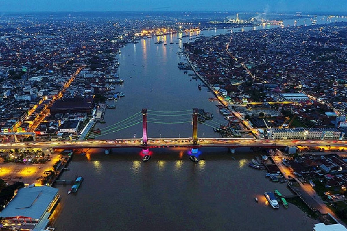 Suasana pengujung senja di Jembatan Ampera, Palembang, Sumatera Selatan, Selasa (7/3/2017).