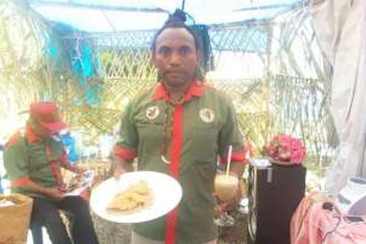 Papua Jungle Chef Charles Toto menunjukkan hidangan sandwich sagu dan jus pinang.