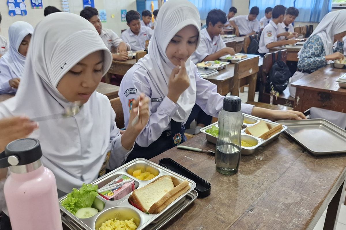 Siswa SMPN ^ Semarang menyantap MBG perdana, Selasa (19/8/2025).