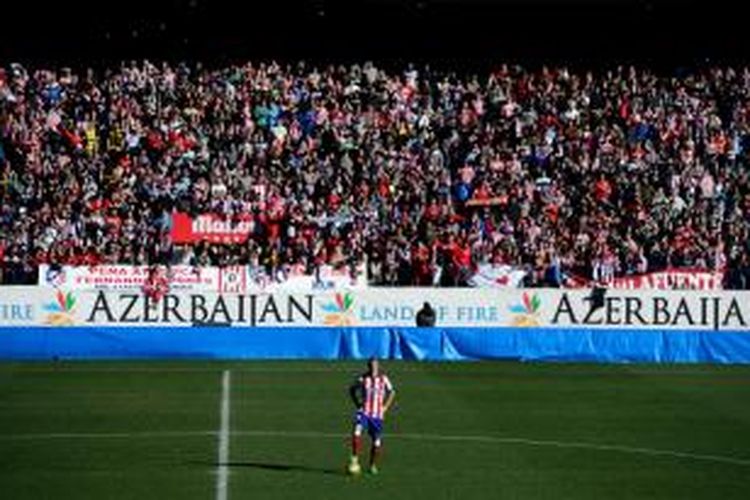 Striker Atletico Madrid, Fernando Torres, saat diperkenalkan secara resmi kepada para suporter klub di Stadion Vicente Calderon, Minggu (4/1/2015). 