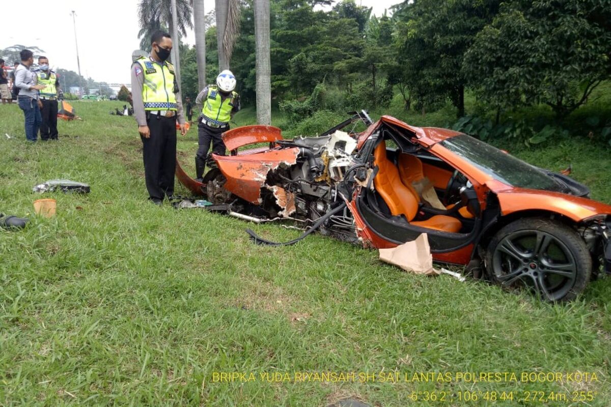 Mobil sport McLaren rusak parah setelah mengalami kecelakaan tunggal di Tol Jagorawi, Kota Bogor, Minggu (3/5/2020).