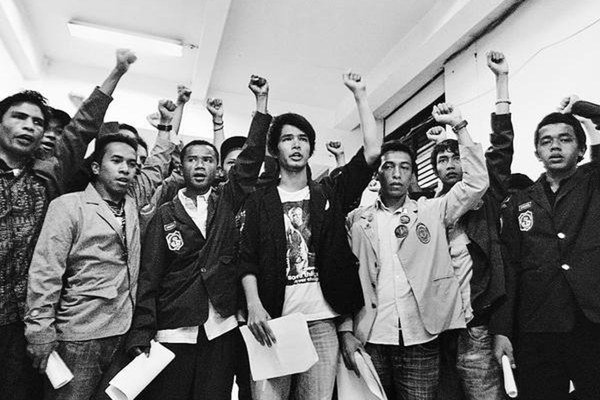 Perwakilan mahasiswa dari 30 kampus memberikan keterangan bersama di Kampus STIE Jayakarta, Jakarta, Minggu (10/1). Mereka menuntut pemerintah agar dapat menyelesaikan kasus Bank Century dalam 100 hari pemerintahan SBY-Boediono.