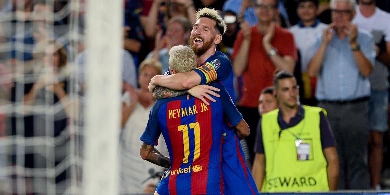 Lionel Messi dan Neymar merayakan gol Barcelona ke gawang Celtic FC pada partai Grup C Liga Champions di Stadion Camp Nou, Selasa (13/9/2016).