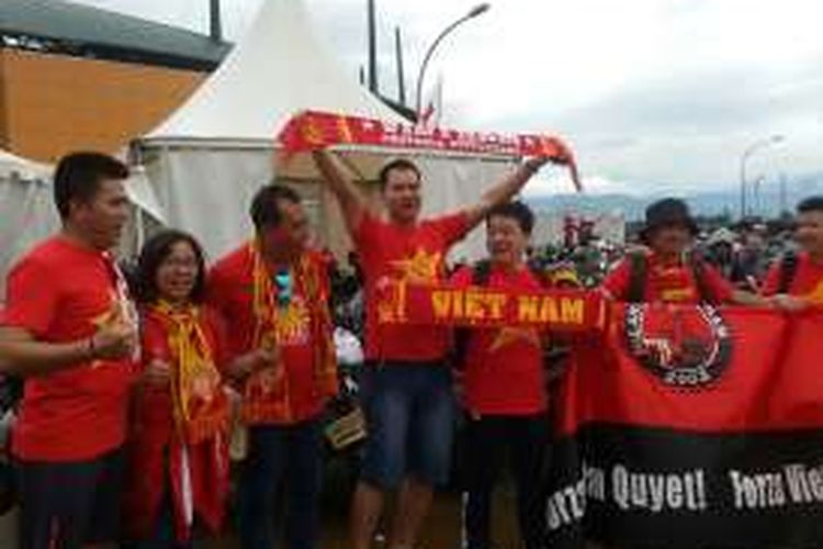 Sejumlah suporter Vietnam hadir di Stadion Pakansari untuk memberikan dukungan langsung, Sabtu (3/12/2016). 