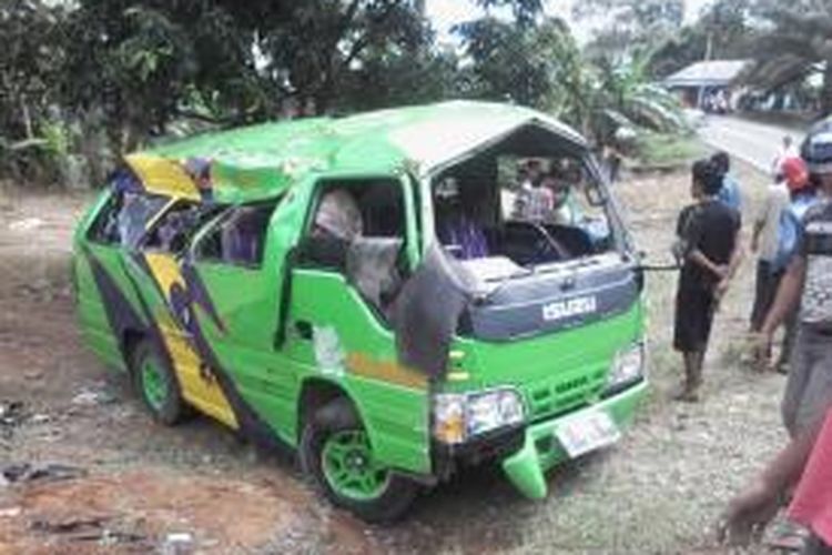 Bus ringsek terguling akibat pengemudi menyetir sambil mainkan ponsel
