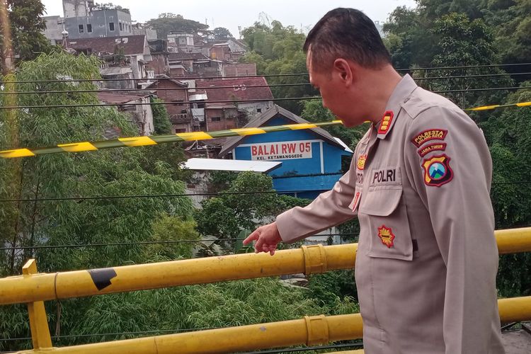 Kapolsek Lowokwaru, Kompol Anton Widodo menunjuk lokasi kejadian seorang pria melompat ke bawah sungai dari atas jembatan Jalan Soekarno Hatta, Kota Malang pada Jumat (26/5/2023). 