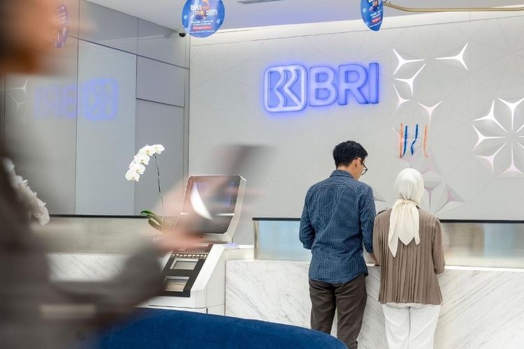 Nampak nasabah BRI sedang dilayani oleh Teller Bank BRI.
