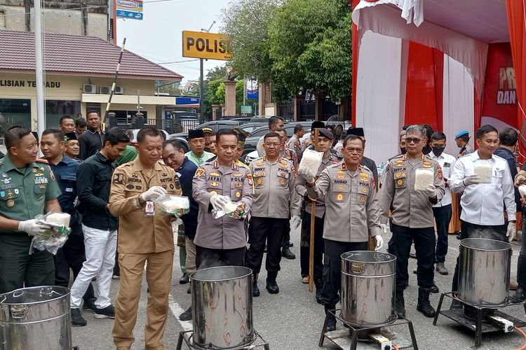 Polisi memusnahkan barang bukti narkotika yang disita dari dua orang pengedar, di Kota Pekanbaru, Riau, Selasa (3/10/2023).