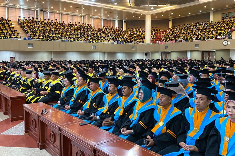 UT menggelar seremoni Wisuda Periode I Wilayah II mengangkat tema ?Bergerak Melayani Bangsa Bersama UT PTNBH? dan digelar di UT Convention Center, Tangerang Selatan, Banten, pada Selasa, 28 November 2023.