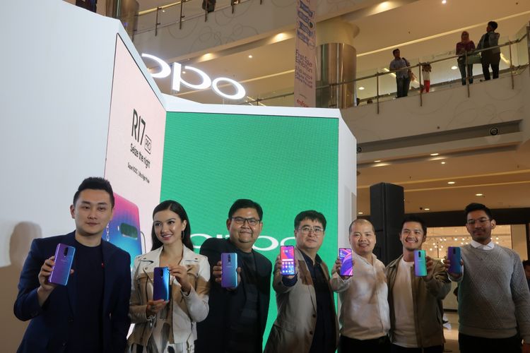 Sesi penjualan perdana Oppo R17 Pro