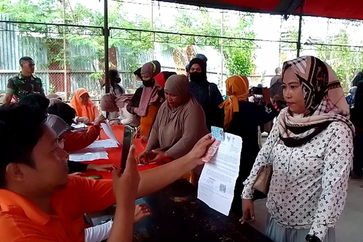 Warga Kecamatan Wara Timur, Kota Palopo, Sulawesi Selatan, mengantre untuk mencairkan Bantuan Langsung Tunai pengalihan subsidi bahan bakar minyak (BLT ? BBM) di Kantor Pos Indonesia Kota Palopo, Minggu (11/9/2022) pagi.