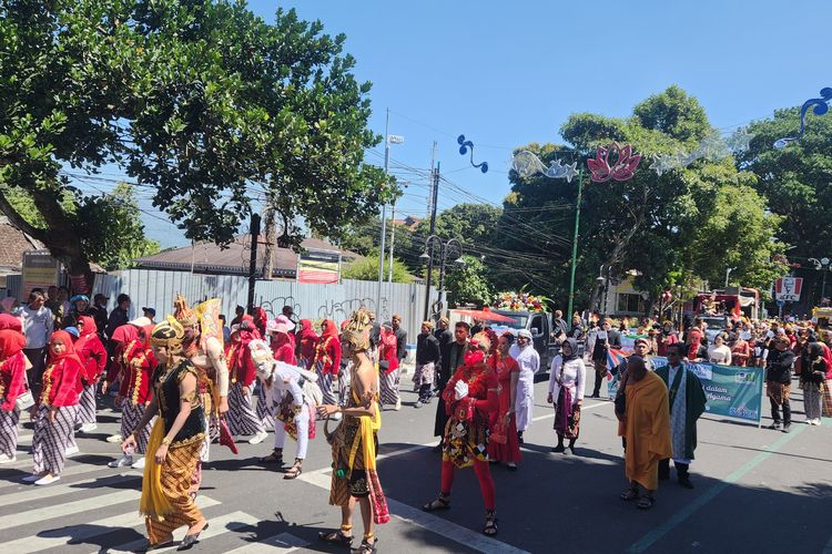 Kirab Hari Jadi Salatiga Meriah, Peserta Senang Meski Dandan Pagi dan Panas-panasan